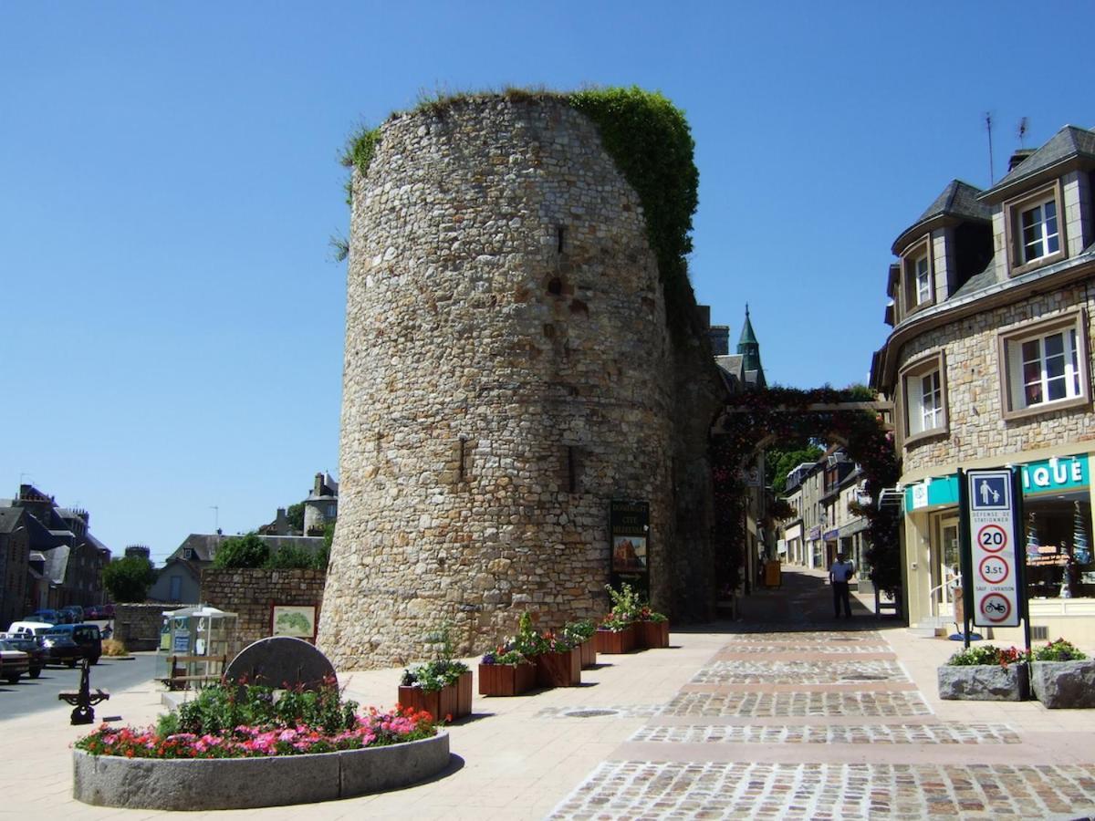 La Maison Sur Les Remparts Bed & Breakfast Domfront  Exterior photo