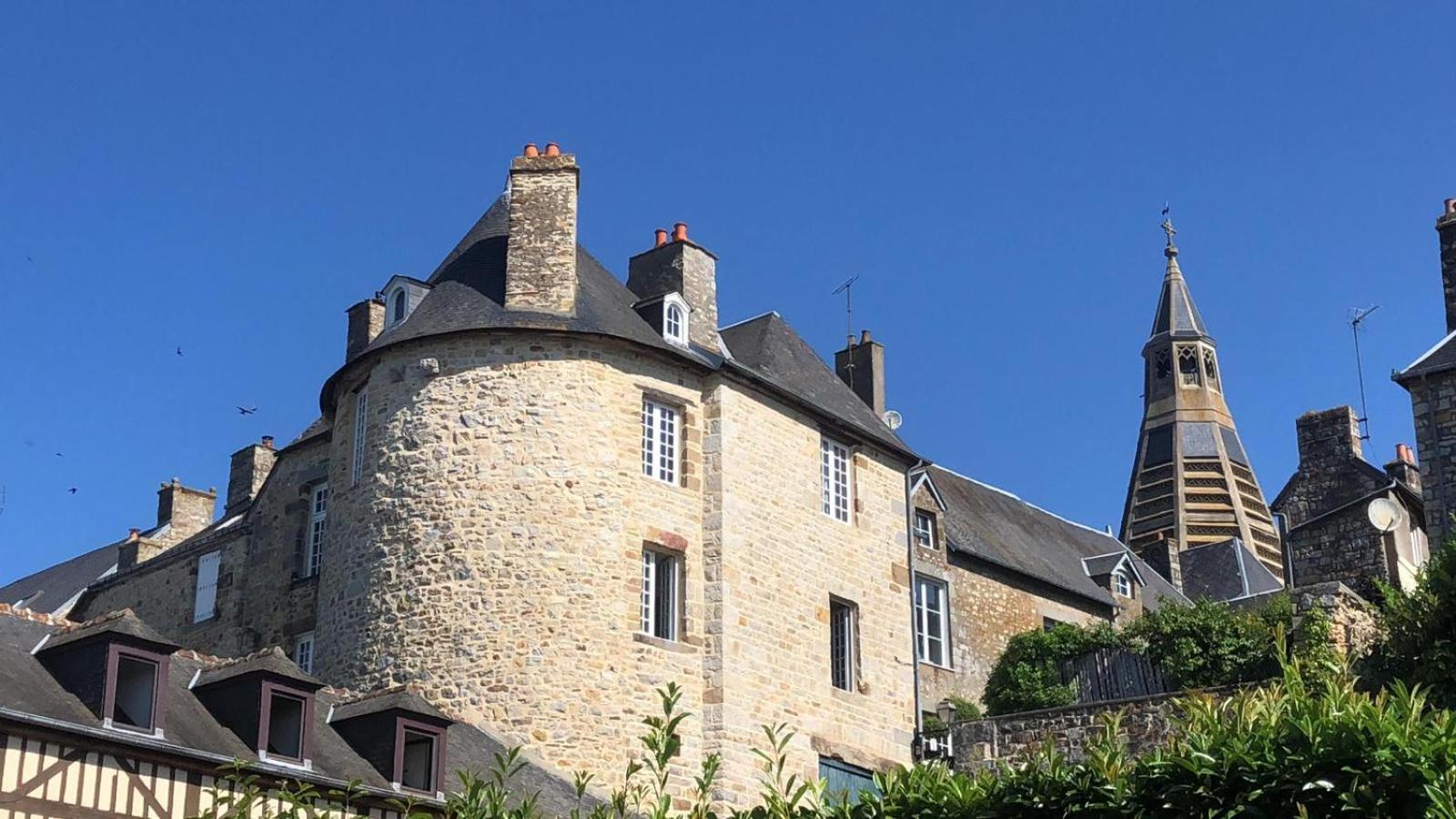 La Maison Sur Les Remparts Domfront  Exterior photo